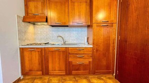 Kühlschrank, Wasserkocher mit Kaffee-/Teezubehör, Wasserkocher