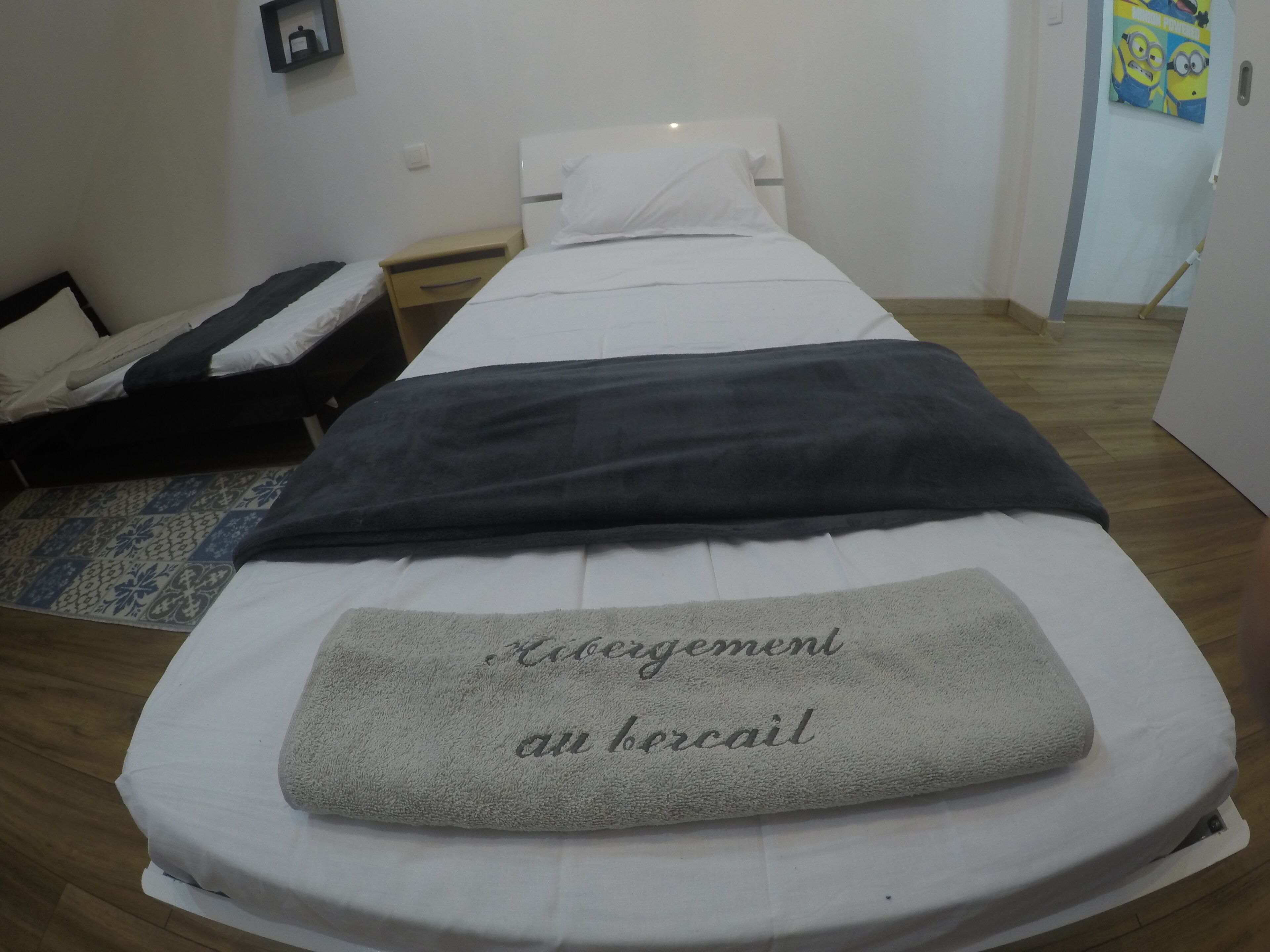 Brankas, setrika/meja setrika, dan Wi-Fi gratis