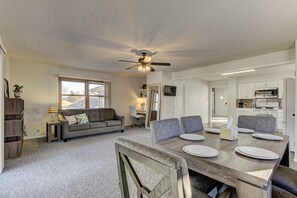 Smart TV, fireplace, stereo - Modern, Timbered, LUX 3Bedroom in perfect location (Omaha)