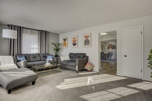 Smart TV, lareira, aparelho de som