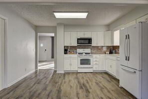 Geladeira, micro-ondas, fogão, cooktop