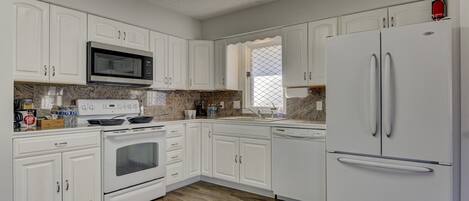 冷蔵庫、電子レンジ、オーブン、コンロ