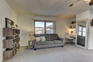 Smart TV, fireplace, stereo - Modern, Timbered, LUX 3Bedroom in perfect location (Omaha)