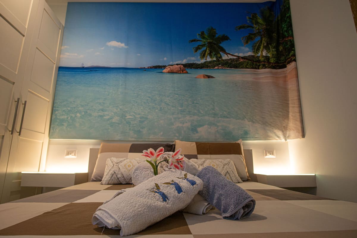 Luxe suite, balkon, uitzicht op tuin | Luxe beddengoed, donzen dekbedden, Select Comfort-bedden