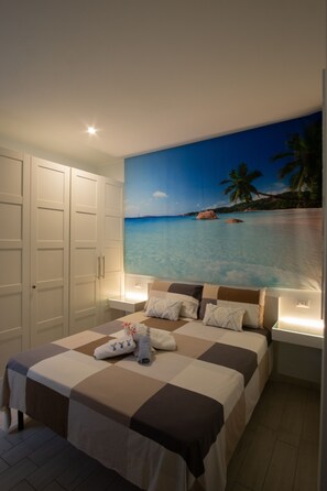 Luxe suite, balkon, uitzicht op tuin | Luxe beddengoed, donzen dekbedden, Select Comfort-bedden