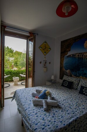 Comfort-Zimmer, Blick auf den Innenhof | Hochwertige Bettwaren, Daunenbettdecken, Select-Comfort-Betten