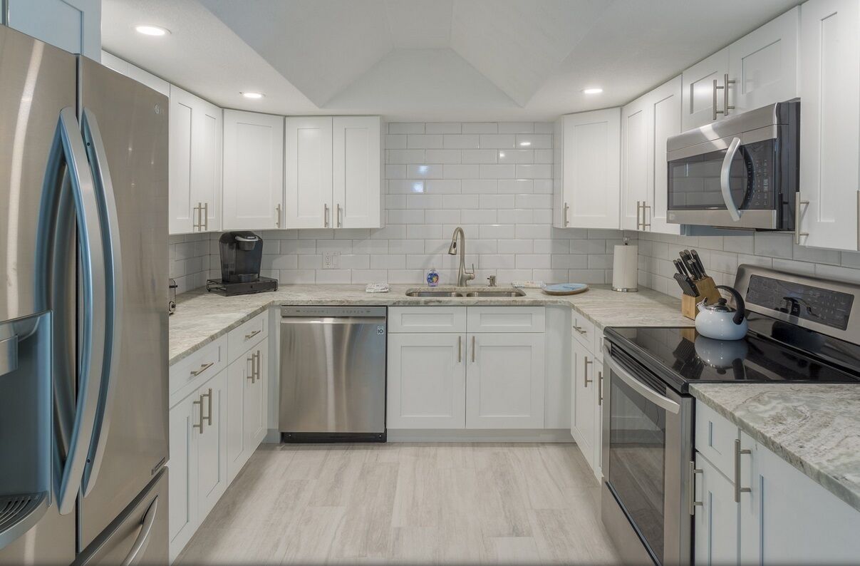 Køleskab, mikrobølgeovn, ovn, kogeplade