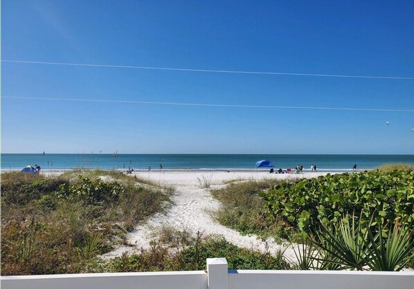 在海滩、沙滩椅、沙滩毛巾