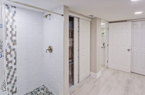 Haartrockner, Handtücher, Seife, Toilettenpapier