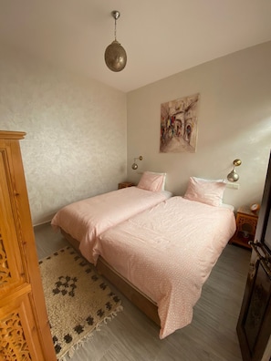 2 chambres, fer et planche Ă repasser, Wi-Fi, literie fournie