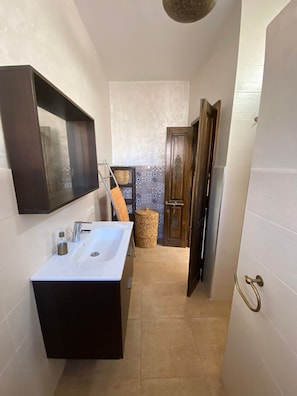 Douche, séchoir à cheveux, bidet, serviettes fournies