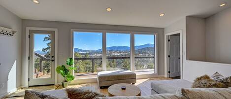 Smart TV, videojuegos, reproductor de DVD y futbolito