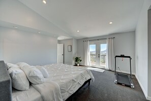 4 bedrooms, desk, iron/ironing board, travel cot