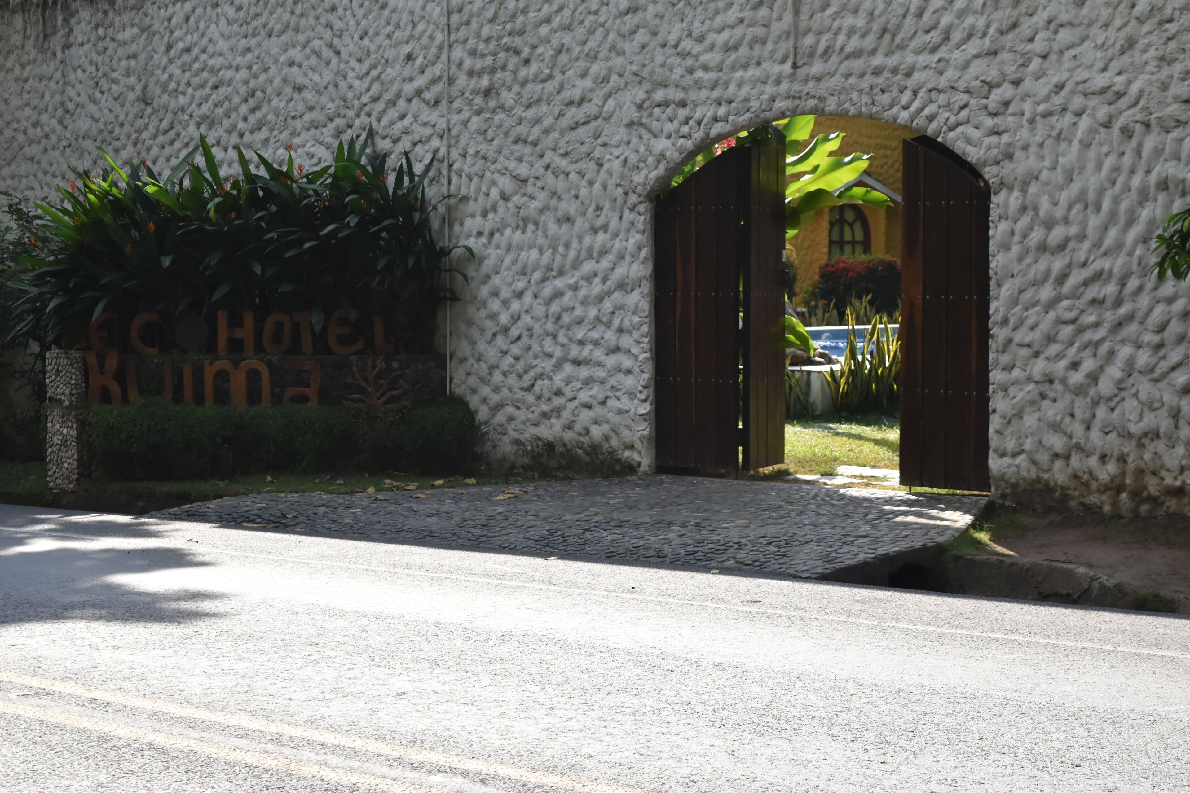 L’entrée d’un hôtel, avec un mur à motifs et une enseigne indiquant « Hôtel KLM ».