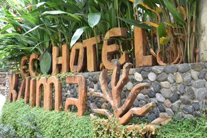 Fachada da propriedade à noite