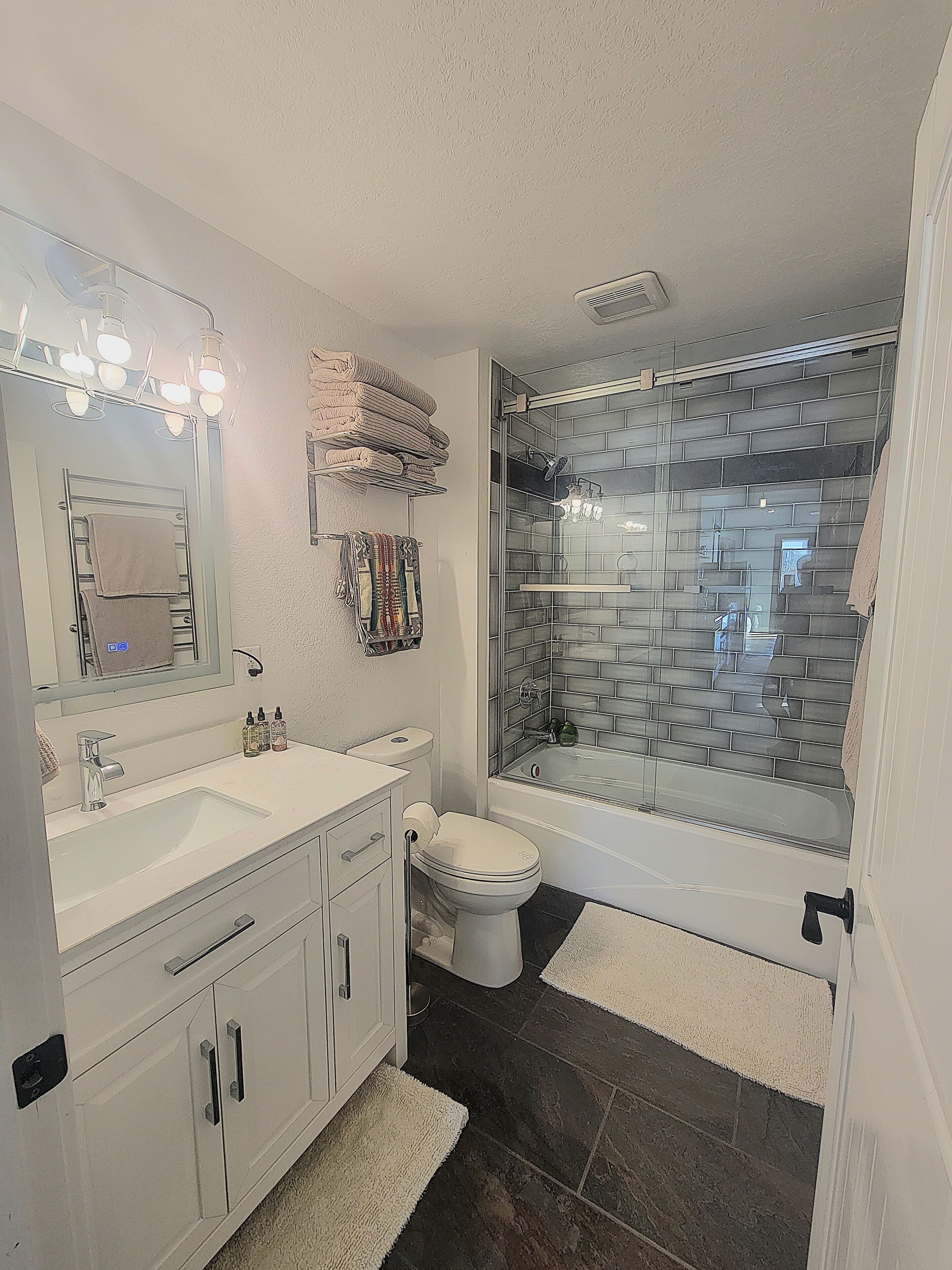 Een haardroger, handdoeken, zeep, shampoo