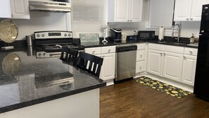 Fridge, microwave, oven, stovetop - 2 Bedroom Bungalow in the heart of Atlanta (Atlanta)
