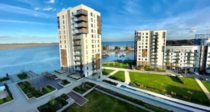 Stunning Lake n City View 2BD 2BA