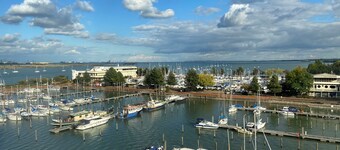 Stunning Lake n City View 2BD 2BA