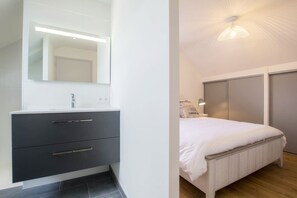 5 bedrooms, free WiFi, bed sheets