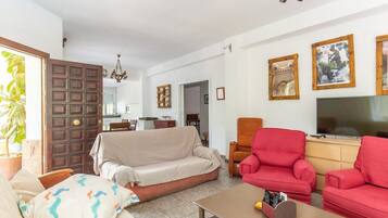 Een televisie en een open haard