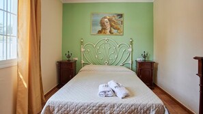 4 bedrooms, iron/ironing board, travel cot, WiFi