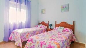 4 slaapkamers, een strijkplank/strijkijzer, reisbedje, wifi