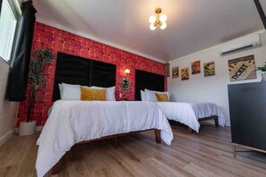 1 bedroom, iron/ironing board, WiFi, bed sheets - The Space Age - Retro 1960s Motel Near Chattanooga (Trenton)