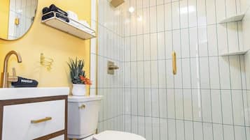 Doccia, asciugacapelli, asciugamani, sapone