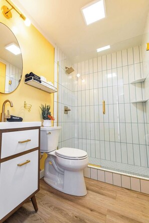 Een douche, een haardroger, handdoeken, zeep