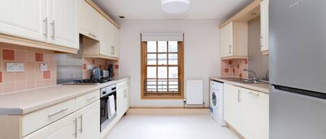 冷蔵庫、電子レンジ、オーブン、コンロ