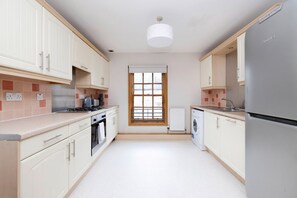 Een koelkast, een microgolfoven, een oven, een kookplaat