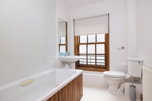 Ensemble douche/baignoire, sèche-cheveux, serviettes fournies