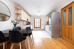 Dining - Bright and Cosy Flat near The Scottish Gallery (Edinburgh)