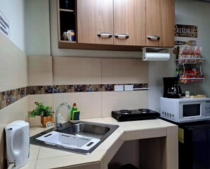 Kühlschrank, Mikrowelle, Wasserkocher mit Kaffee-/Teezubehör