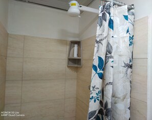 Shower, towels, soap, toilet paper - Apartamento a 10 minutos Aeropuerto Internacional de Tocumen #2 Panamá (Panamá)