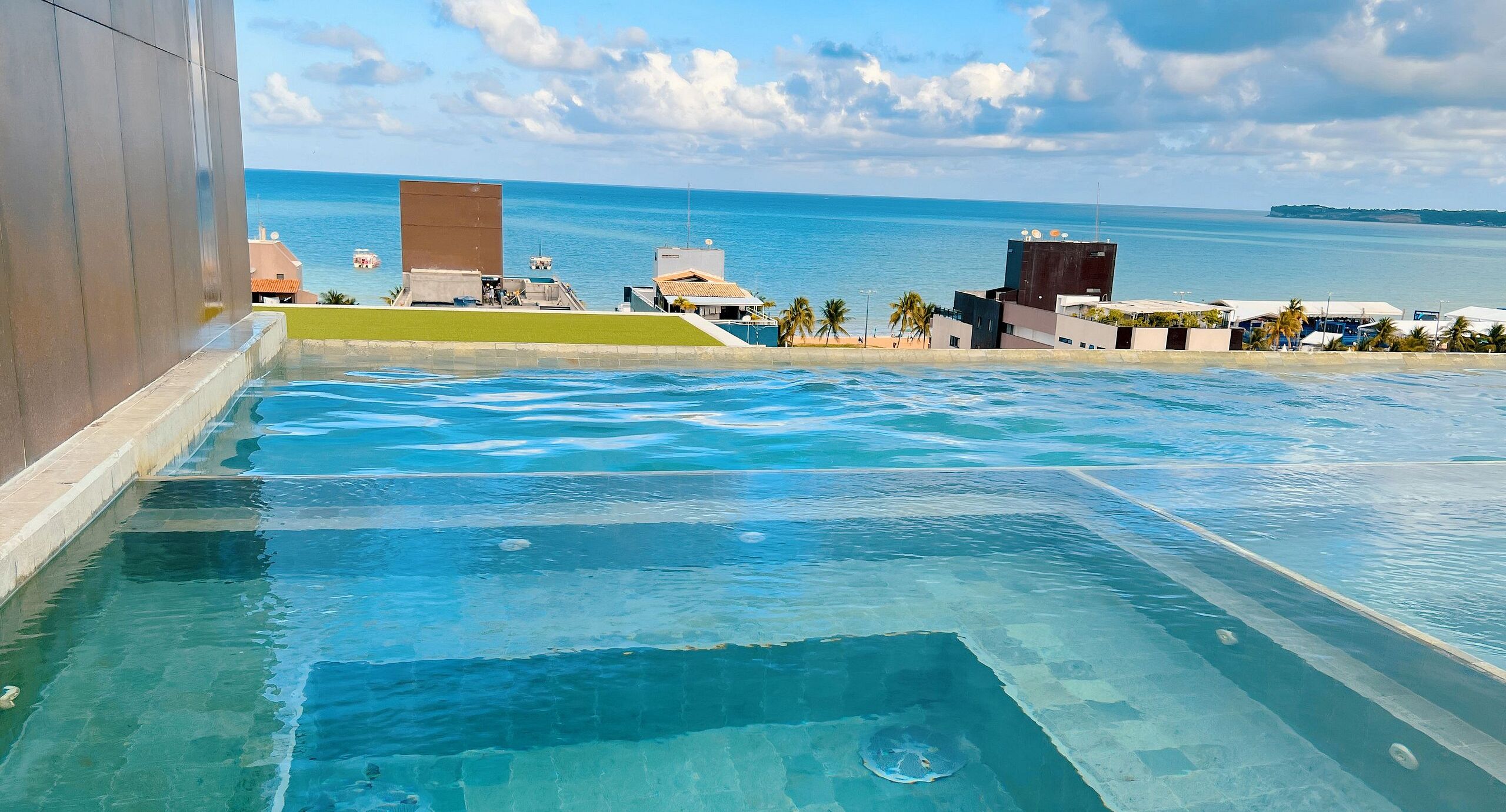 2 outdoor pools