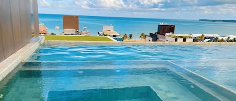 2 outdoor pools
