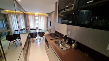 Apartamento | Cozinha privada | Geladeira, micro-ondas, liquidificador, forno com torradeira