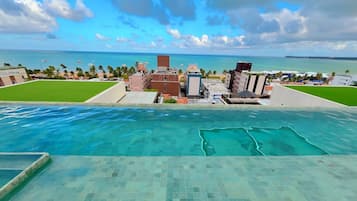 2 개의 야외 수영장