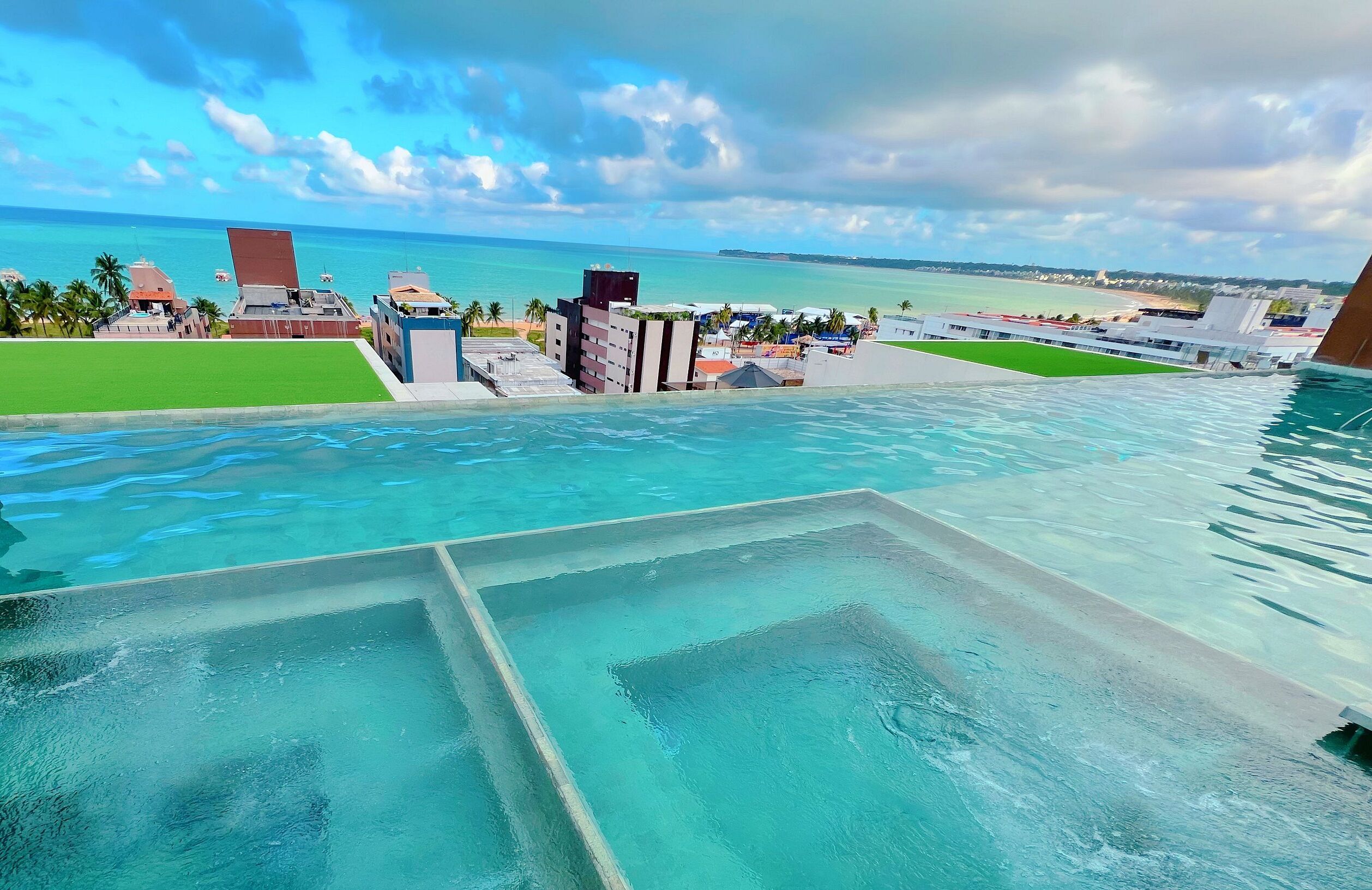 2 piscines a l'aire lliure 