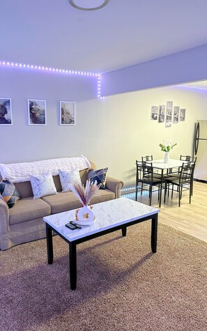 Departamento básico | Área de sala de estar | Smart TV de 50 pulgadas con canales digitales y televisión