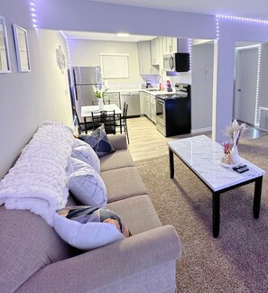 Living area - 2-Bedroom Apartment Downtown Nashville (Nashville)