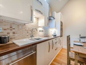Dishwasher, high chair - 2 bedroom accommodation in Farnham (Farnham)