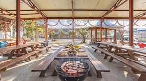 An outdoor barbecue area with picnic tables and a grill. - Gapyeong Dolgungpensyeon&kaempingjang (Gapyeong)