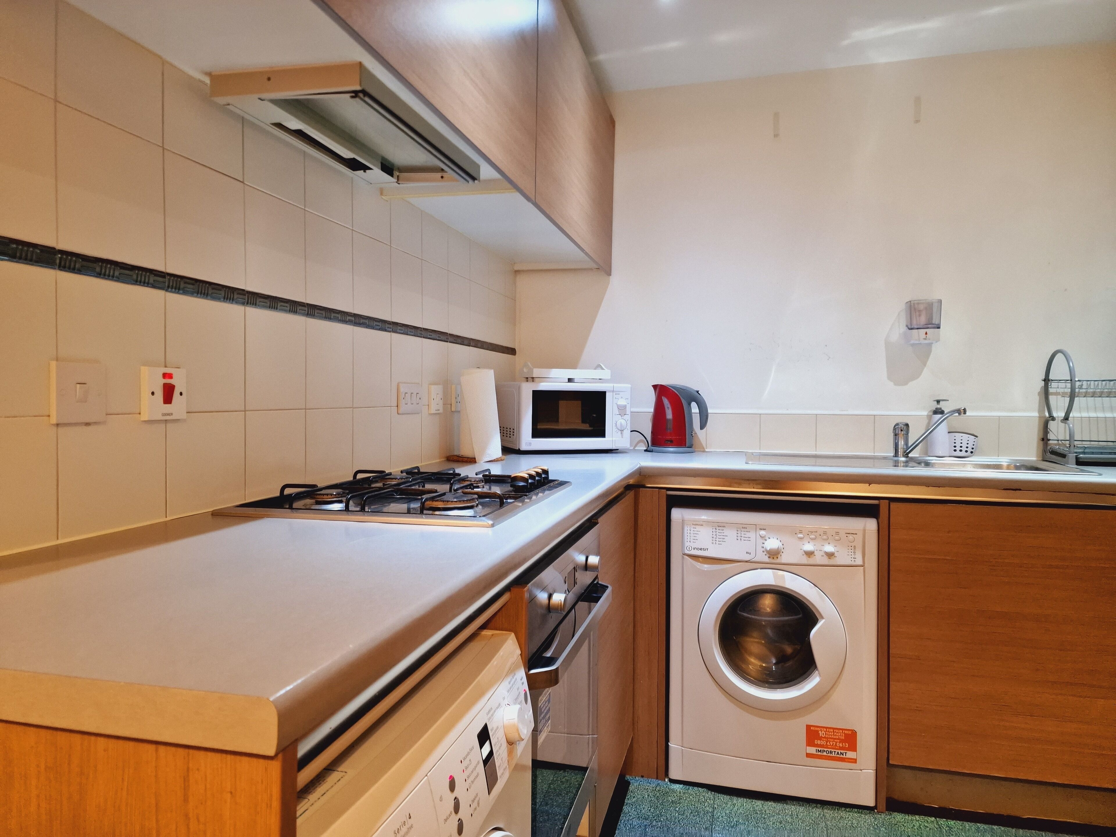 Geladeira, micro-ondas, fogão, chaleira elétrica