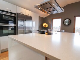 冰箱、洗碗机、电热水壶、烤面包机