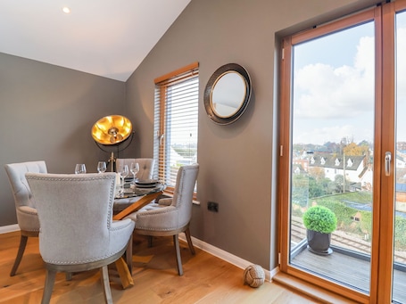 Dining. Woodbridge Penthouse