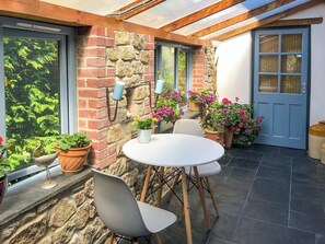 Outdoor dining - Little Fursdon Apartment (Liskeard)