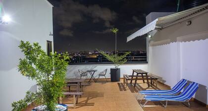 3 Bed Deluxe Apartment - Wifi, Parking, Aircon